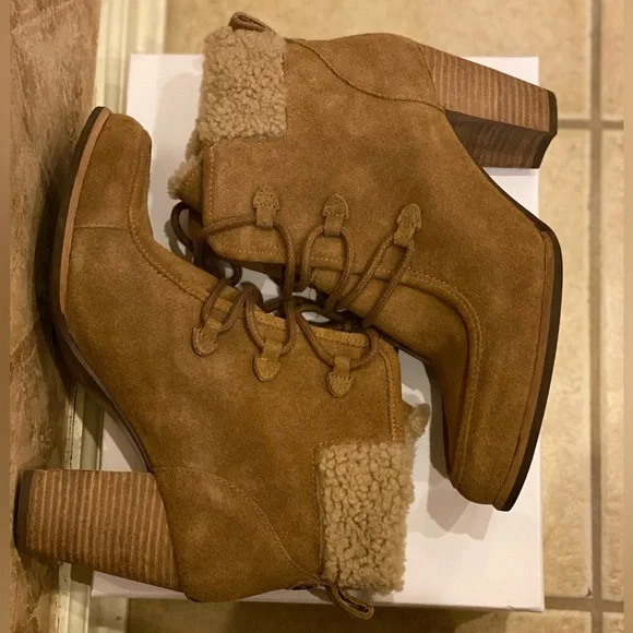 UGG Australia Analise Lace Up Booties - Picture 5 of 6